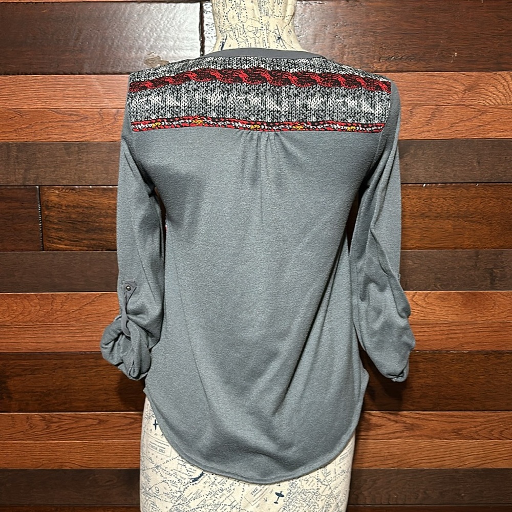 Black Rainn Scoop Neck 3/4 Sleeve Gray and Red Blouse - Picture 8 of 10